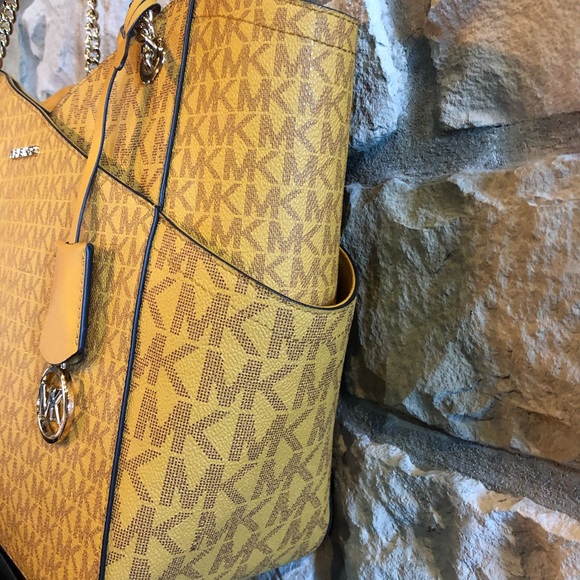 Michael Kors Jet Set Shoulder Bag - Picture 3 of 8